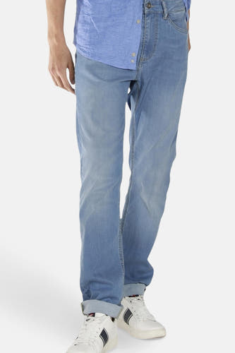 Jean droit en denim bleu clair de Lee Cooper, avec des poches de pantalon rabattues et des baskets blanches.