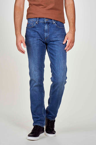 Jean bleu droit de Lee Cooper, avec un lavage subtil et une coupe cinq poches classique.