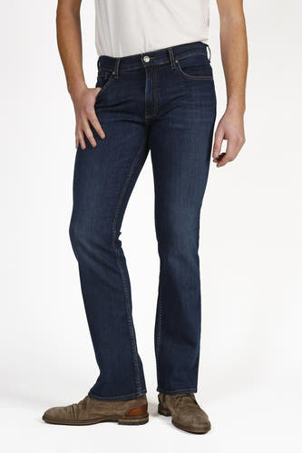 Jean bootcut bleu marine de Lee Cooper, porté avec des chaussures marrons et un T-shirt blanc.