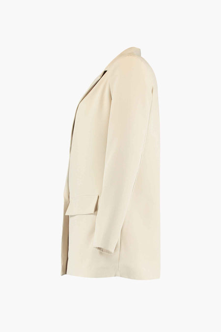 Blazer beige de HAILYS, avec manches longues et poche brodée, en vue latérale.