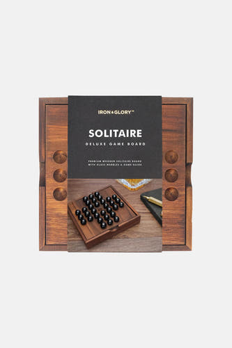 Bruine houten solitaire spelbord van SUCK UK met glazen marbles en gids, front view