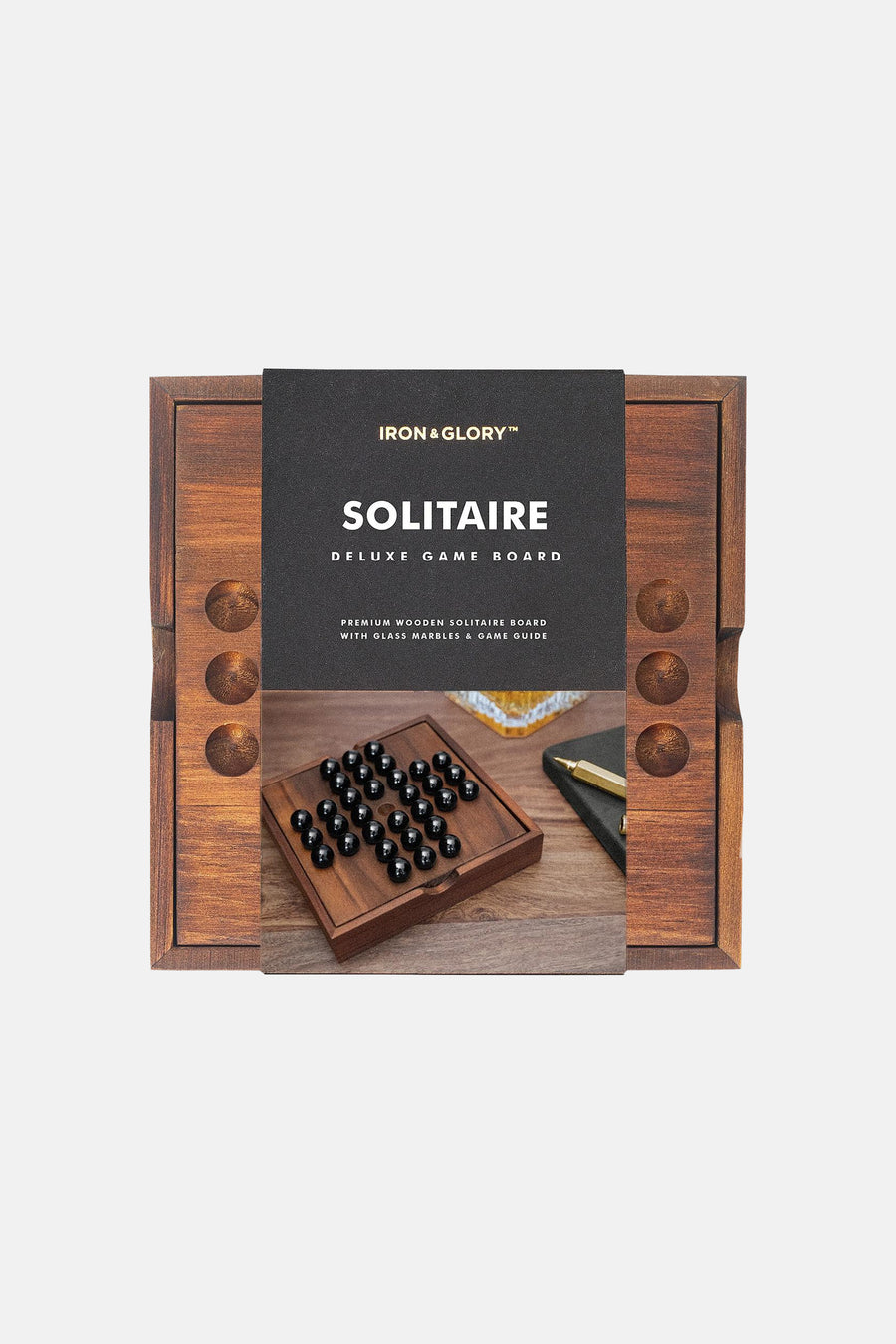 Bruine houten solitaire spelbord van SUCK UK met glazen marbles en gids, front view