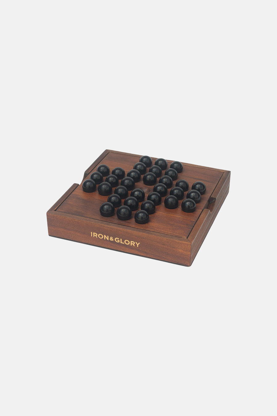 Bruine houten spelbord met zwarte bolletjes, van SUCK UK, met gegraveerde tekst Iron & Glory, bovenaanzicht