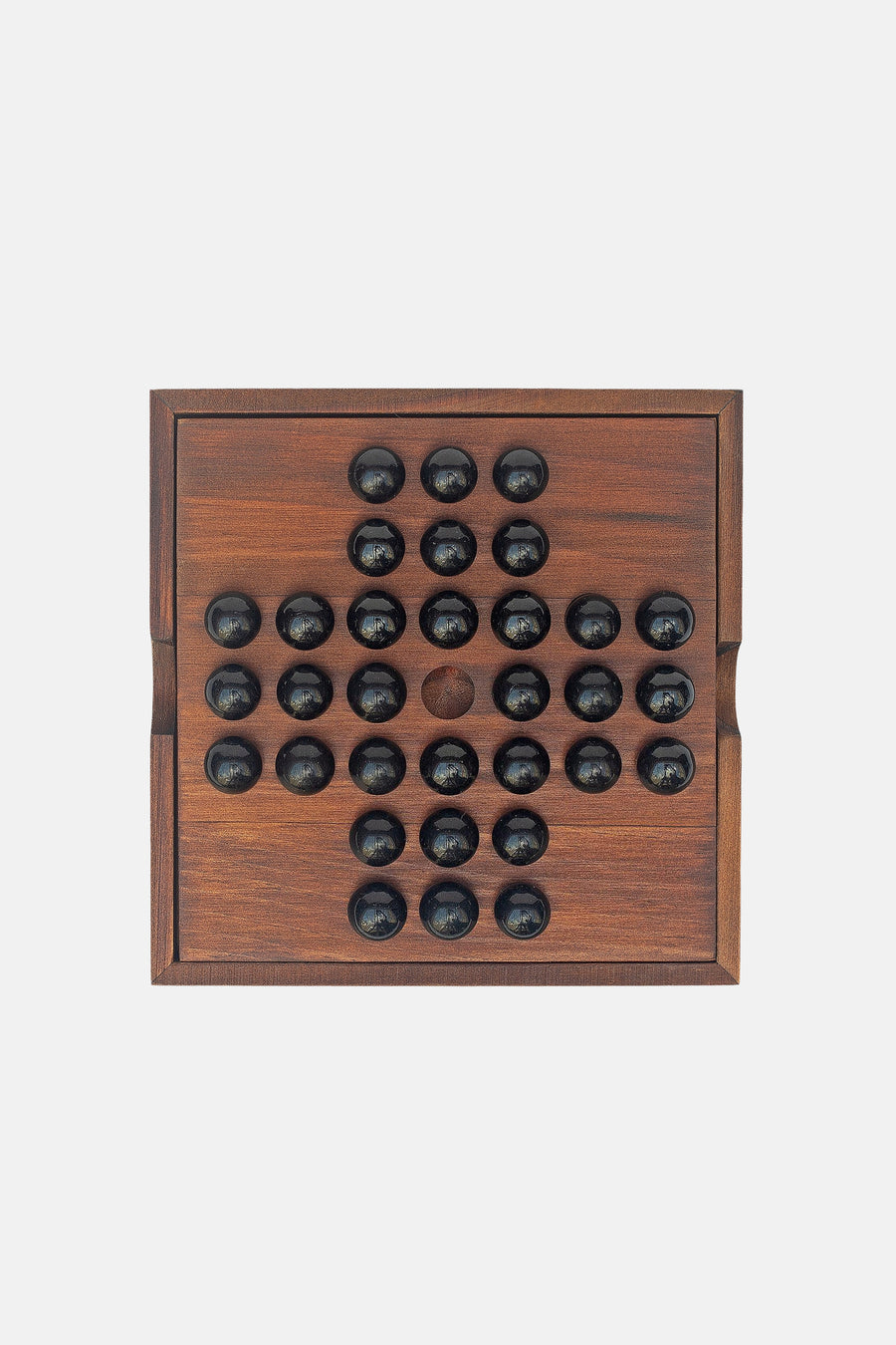 Bruine houten spelbord met zwarte glazen knopen, van SUCK UK, bovenaanzicht, minimalistisch design