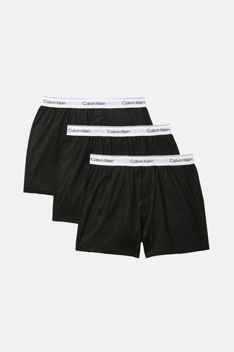 Drie zwarte Calvin Klein boxershorts met witte tailleband.