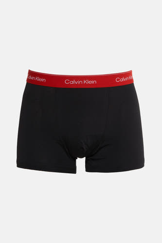 Sous-vêtement noir de Calvin Klein avec une ceinture rouge à logo.