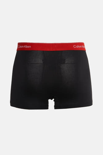 Zwarte slip van Calvin Klein met een rode tailleband met logo.
