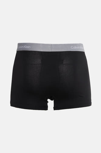 Sous-vêtement noir de Calvin Klein, avec une bande élastique grise à logo de marque, vu de l'arrière.