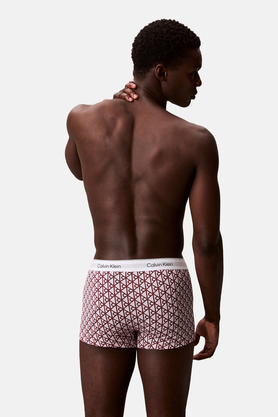 Boxer short rose clair avec imprimé monogramme CK géométrique rouge foncé de Calvin Klein, vue de dos, avec logo blanc sur la ceinture.