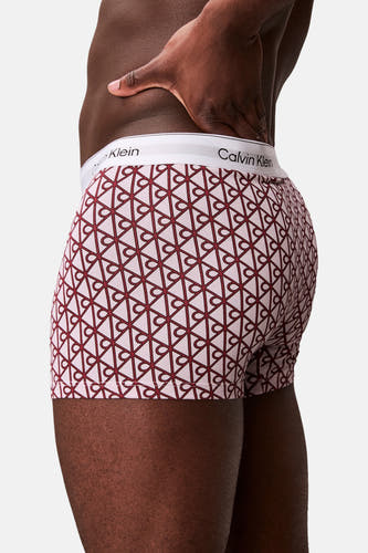 Boxer Calvin Klein rose clair avec motif géométrique rouge foncé et ceinture blanche, vue de côté et de dos.