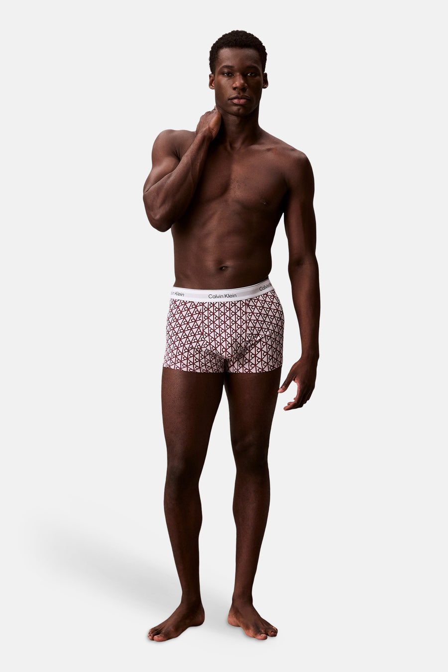 Boxer short multicolore de Calvin Klein avec motif géométrique rouge et ceinture blanche avec nom de marque.