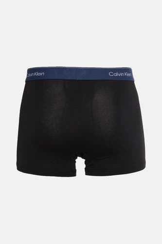 Sous-vêtement noir de Calvin Klein, avec une ceinture bleu marine à logo, vu de l'arrière.