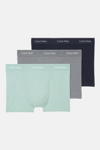 Slip lichtgroen van Calvin Klein, getoond op een mannelijk model van achteren gezien, tegen een effen achtergrond.