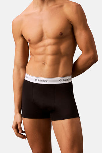 Sous-vêtement noir de Calvin Klein, avec une ceinture visible et un design lisse.