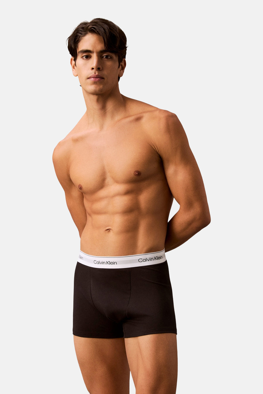 Man in zwarte Calvin Klein-boxershorts.
