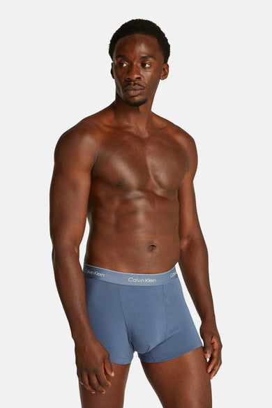 Slip multicolore de Calvin Klein, porté par un modèle masculin, contre un fond blanc.