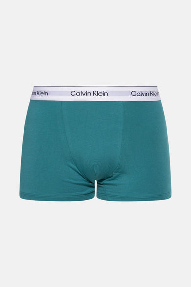 T-shirt vert de Calvin Klein avec une ceinture élastique blanche.