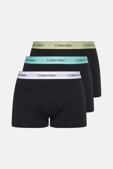 Sous-vêtements noirs de Calvin Klein avec des ceintures blanches, turquoise et vert clair.