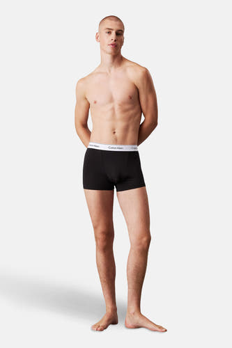 Zwarte slip van Calvin Klein, gedragen door een man met zijn handen achter zijn rug.
