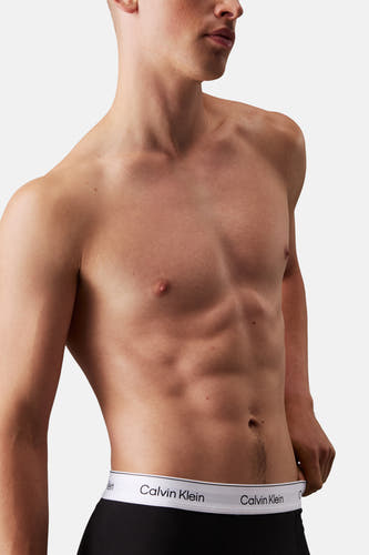 Sous-vêtement noir de Calvin Klein porté par un homme avec le torse nu.