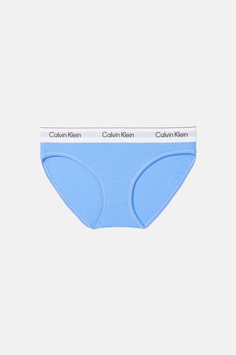 Culotte bleue Calvin Klein avec une ceinture blanche ornée du nom de la marque.
