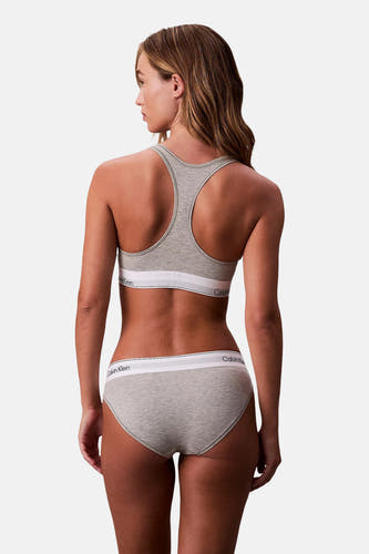 String gris de Calvin Klein, porté par un mannequin avec un soutien-gorge gris assorti.