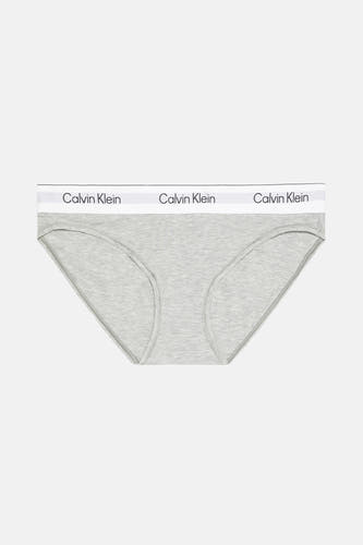 String gris Calvin Klein, avec une ceinture blanche à logo de la marque.
