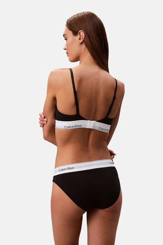 Zwarte slip van Calvin Klein met witte elastische band en het Calvin Klein logo.
