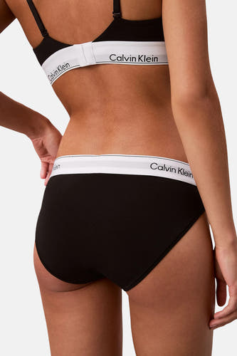 Sous-vêtement noir de Calvin Klein, avec une ceinture élastique blanche à logo sur l'arrière.