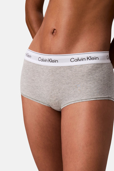Sous-vêtement gris de Calvin Klein, porté avec un crop top gris coordonné avec une bande logo.