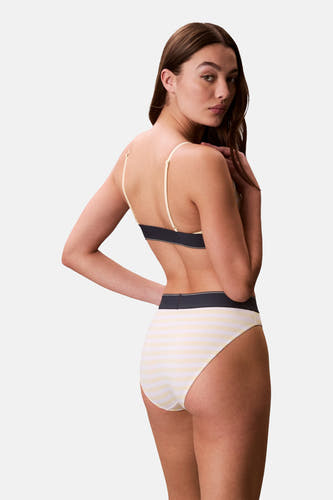 Culotte rayée jaune de Calvin Klein, avec une ceinture bleu foncé et des rayures claires.