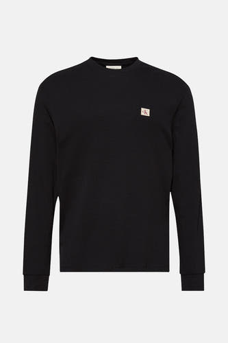 T-shirt noir à manches longues de Calvin Klein, avec une structure à carreaux et un petit logo sur la poitrine.