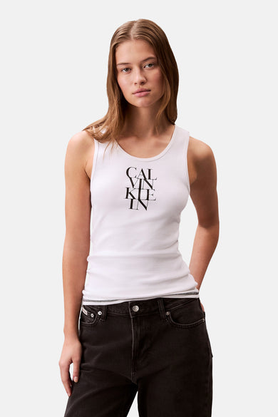 T-shirt blanc de Calvin Klein, porté avec des jeans noirs et un sac noir.
