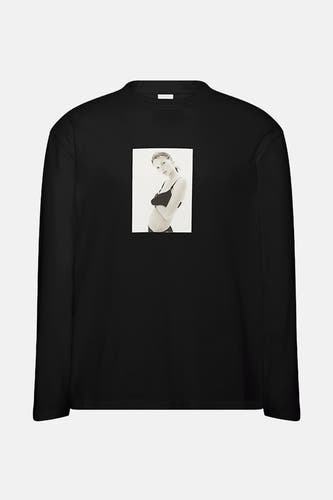 T-shirt noir à manches longues de Calvin Klein, avec une impression noire et blanche sur l'avant.