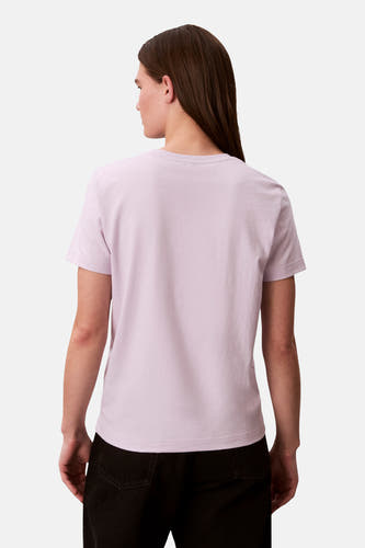 T-shirt violet à manches courtes Calvin Klein, vu de dos, porté avec un pantalon noir.