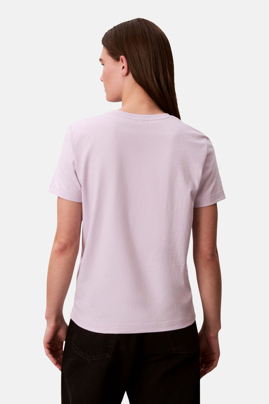 T-shirt violet à manches courtes Calvin Klein, vu de dos, porté avec un pantalon noir.