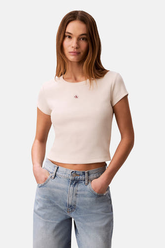 T-shirt écru à manches courtes Calvin Klein, avec texture côtelée et porté avec un jean taille haute.