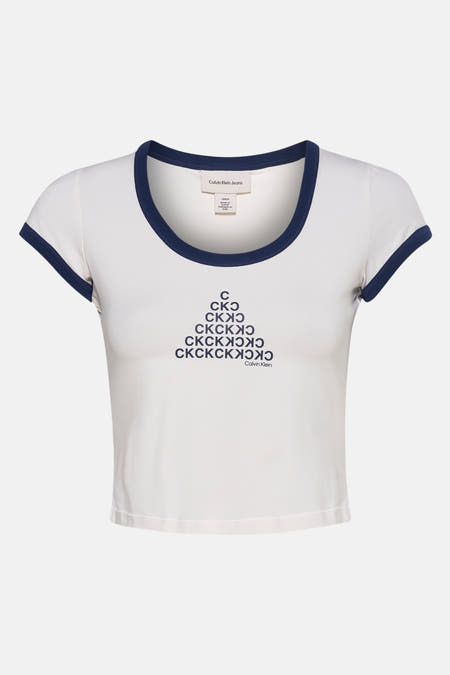 T-shirt blanc à manches courtes de Calvin Klein, avec un bord bleu marine le long de la ligne du col et des manches, et une impression de logo.