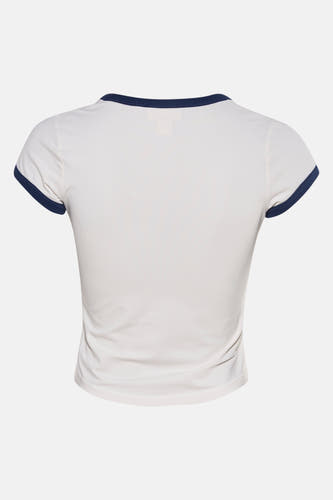 T-shirt blanc à manches courtes de Calvin Klein, avec une patte marine bleu marine le long du col et des manches, vue arrière.