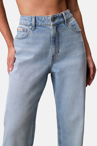 Jean droit de denim bleu clair de Calvin Klein, avec une ceinture de taille normale et des poches.
