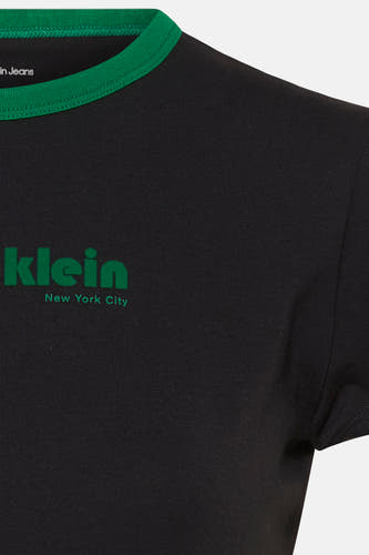 T-shirt noir à manches courtes de Calvin Klein, avec une ligne de col verte et une impression de logo.