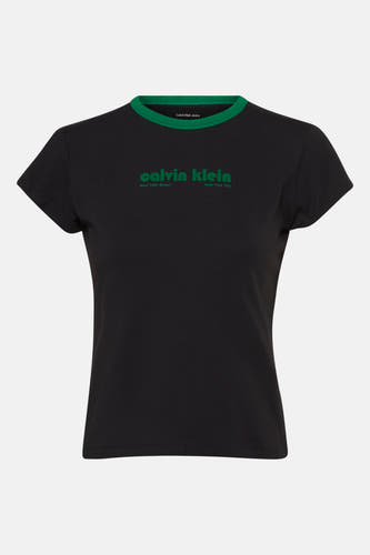 T-shirt noir à manches courtes de Calvin Klein Jeans, avec des accents verts au col et une impression de logo.