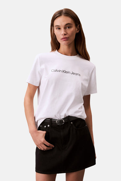 T-shirt blanc à manches courtes de Calvin Klein Jeans, porté avec une jupe noire à ce.