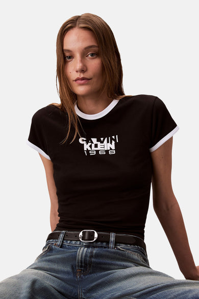 T-shirt noir à manches courtes de Calvin Klein, avec un col blanc et une impression de logo vintage.