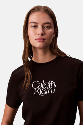 T-shirt noir à manches courtes de Calvin Klein, avec un logo blanc sur la partie avant.