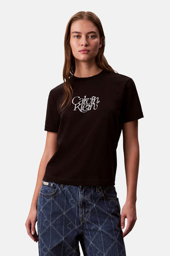 T-shirt noir à manches courtes de Calvin Klein, porté avec un jean bleu à carreaux.