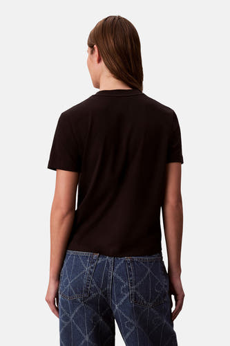 T-shirt noir à manches courtes de Calvin Klein, vu de derrière, avec un pantalon de travail imprimé.