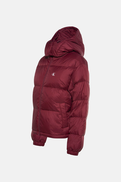 Manteau court de Calvin Klein avec capuchon et un subtil logo sur la poitrine.