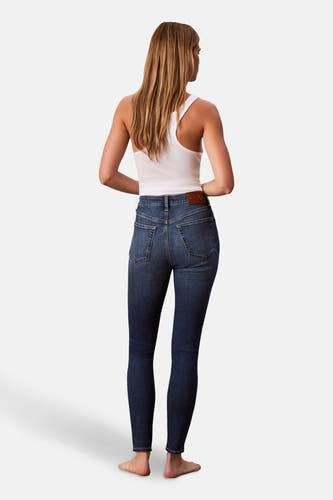Jean skinny en denim bleu marine de Calvin Klein, avec une taille haute et des poches arrière.