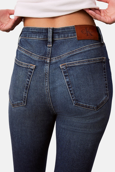 Jean skinny en denim bleu, de Calvin Klein, avec des poches arrière et une étiquette en cuir.